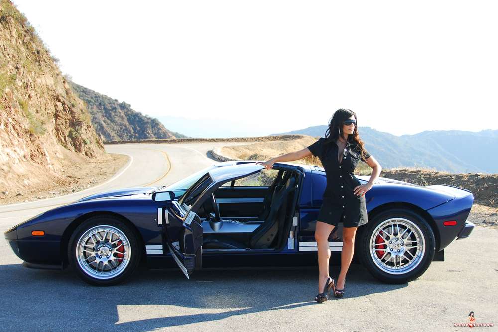 Брюнетка и Ford GT
