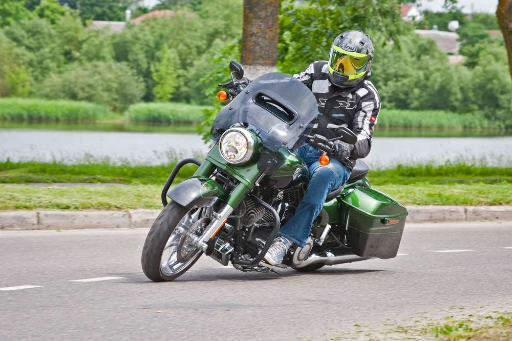 Harley-Davidson FLHRSE5 CVO Road King: пафосная красота