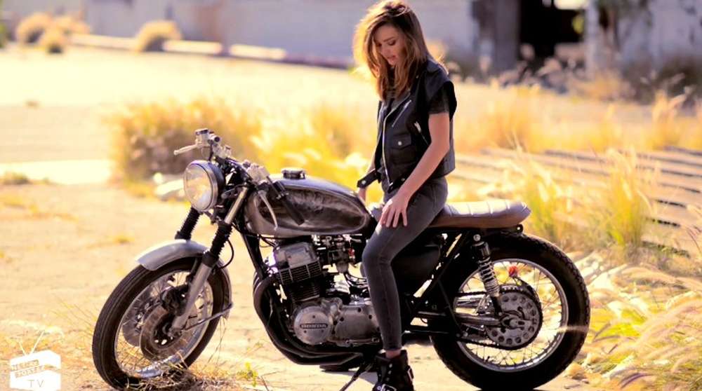 Миранда Керр и ее фотосессия с Honda Superhawk