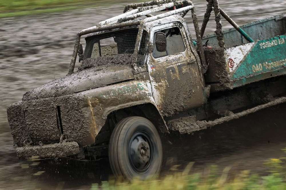 gruzoviki-po-gryazi-video