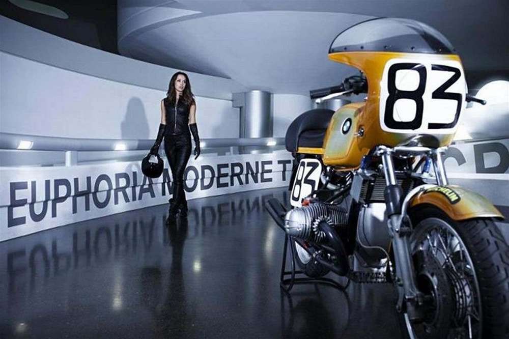 Ретро BMW и обворижительная красотка