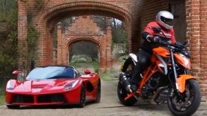 Суперкар Ferrari LaFerrari и мотоцикл KTM 1290 Super Duke R посоревновались в перетягивании каната