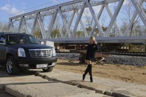 Хрупкая девушка в объятиях мощного зверя