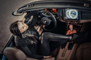 За рулем шикарного авто