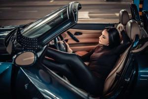 За рулем шикарного авто