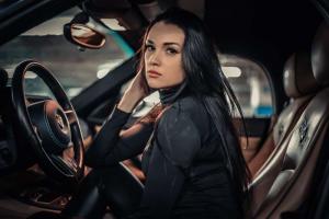 За рулем шикарного авто