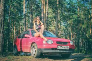 Жаркая красотка в лесу