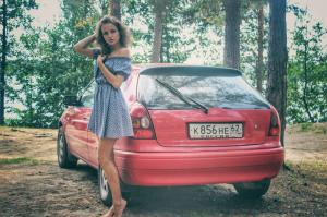Жаркая красотка в лесу