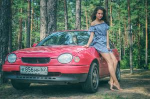 Жаркая красотка в лесу