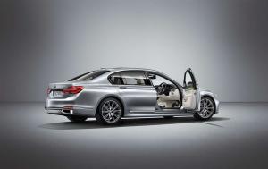 Создан эксклюзивный BMW 740Li с рисунками известной африканской художницы