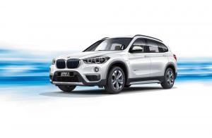 Удлиненный кроссовер BMW X1 обернули плагин-гибридом