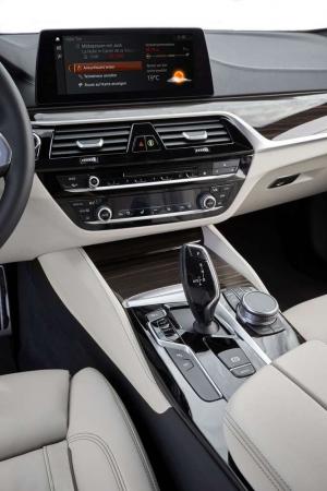 2017 BMW 540i Sedan M Sport WW)
