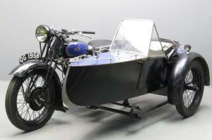 Старинный мотоцикл AJS R2
