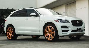 Белоснежный Jaguar F-Pace на 22-дюймовых золотистых дисках Forgiato Esporre-M Monoleggera