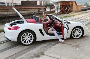 Девочка и белый Porsche