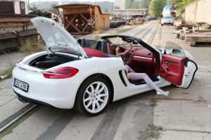 Девочка и белый Porsche
