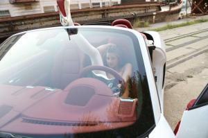 Девочка и белый Porsche