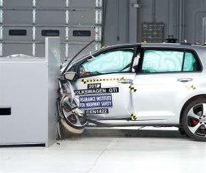 Краш-тест Volkswagen Golf GTI 2015 модельного года