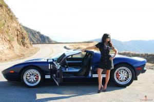 Брюнетка и Ford GT