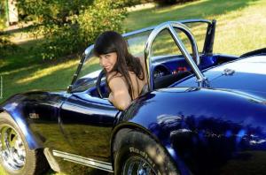 Шикарная брюнетка и Shelby Cobra