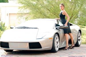 Отличная девушка рядом с Lamborghini