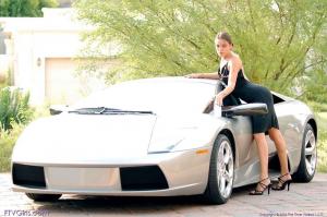Отличная девушка рядом с Lamborghini