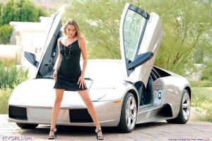 Отличная девушка рядом с Lamborghini