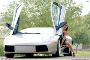 Отличная девушка рядом с Lamborghini