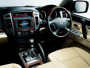 2014 Mitsubishi Pajero 5-Door JP)