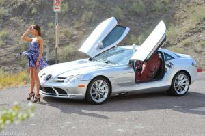 Стеснительная брюнетка и Mercedes-Benz Mclaren SLR