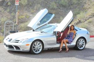 Стеснительная брюнетка и Mercedes-Benz Mclaren SLR