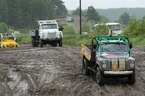 Как в Реже грузовики под ливнем гоняли