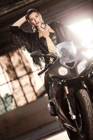 Девушки в рекламе BMW Motorrad