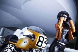Ретро BMW и обворижительная красотка