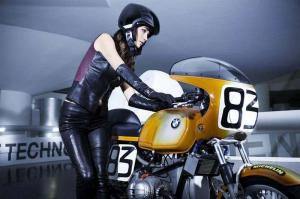 Ретро BMW и обворижительная красотка