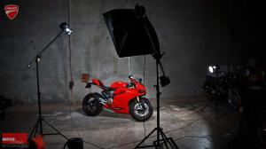 Девушка рядом с Ducati 1199 Panigale