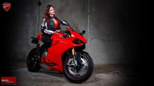 Девушка рядом с Ducati 1199 Panigale
