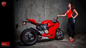 Девушка рядом с Ducati 1199 Panigale