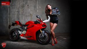 Девушка рядом с Ducati 1199 Panigale
