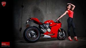 Девушка рядом с Ducati 1199 Panigale