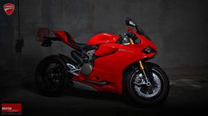Девушка рядом с Ducati 1199 Panigale