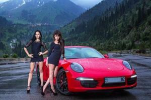 Красотки рядом с Porsche где то в горах