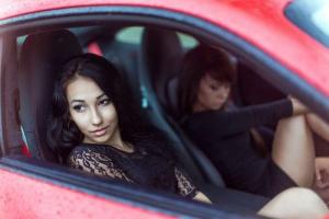 Красотки рядом с Porsche где то в горах