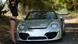 Брюнетка рядом с Porsche