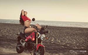 Бритни рядом с Honda Grom