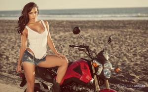 Бритни рядом с Honda Grom