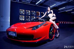 Красивая китаянка с Ferrari