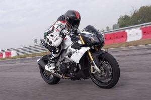 Aprilia Tuono V4 R APRC ABS: новинка 2015 модельного года