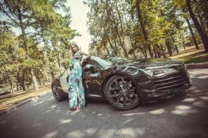 Красивая девушка рядом с Audi R8