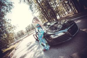 Красивая девушка рядом с Audi R8